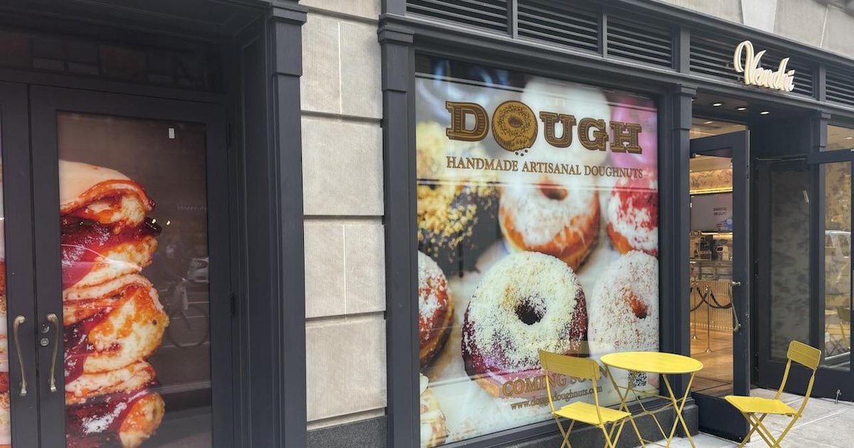 458011323_373779775775198_1370